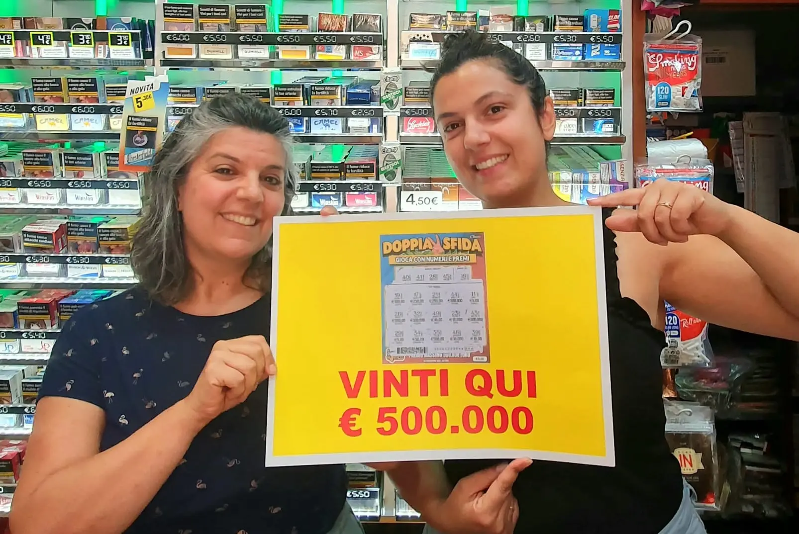 Le sorelle Muccelli nella loro tabaccheria (Foto G. Daga)
