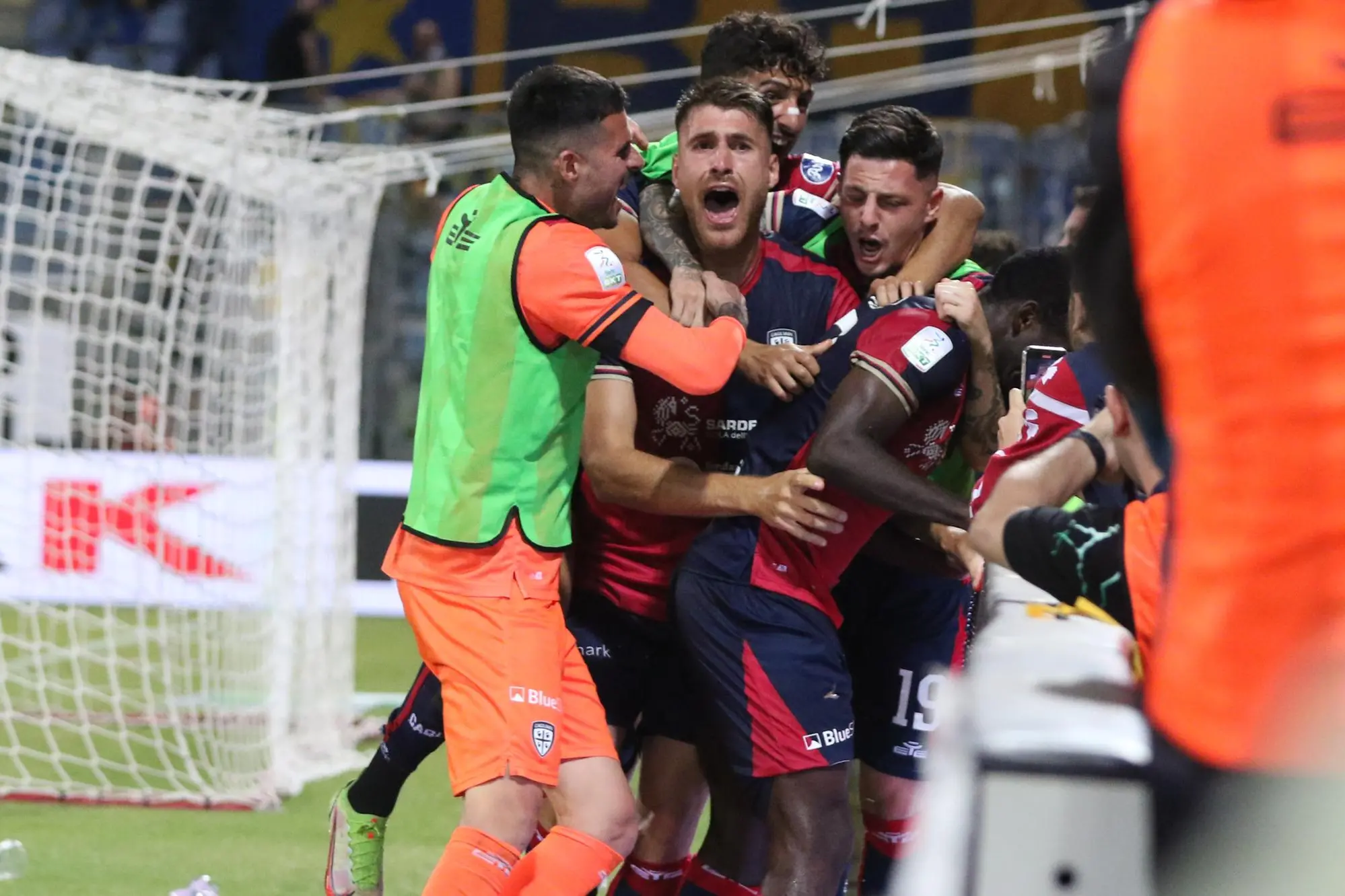 L'esplosione di gioia dei rossoblù dopo il secondo gol di Luvumbo  (Fabio Murru)
