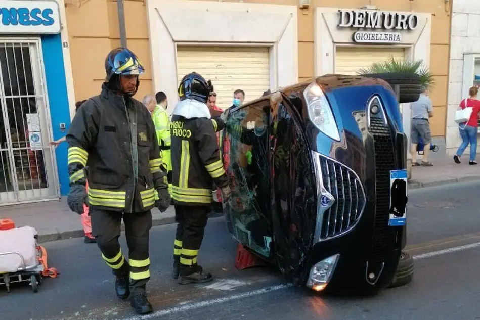 Una delle auto coinvolte nell'incidente (foto del lettore Vincenzo Ugliano)