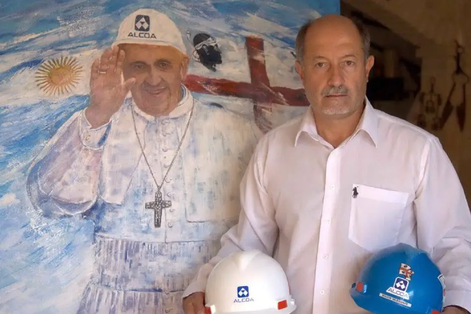 L'artista nuorese con le opere che verranno donate a Papa Francesco in occasione della sua visita in Sardegna (Foto Massimo Locci)