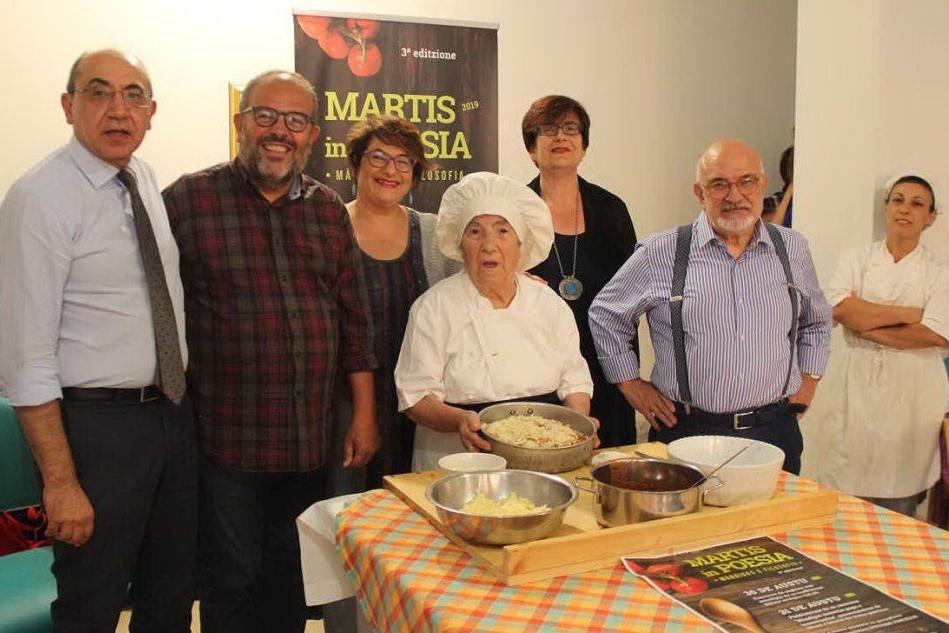 Zia Domenica e la preparazione del piatto "Picciriella" (foto ufficio stampa)