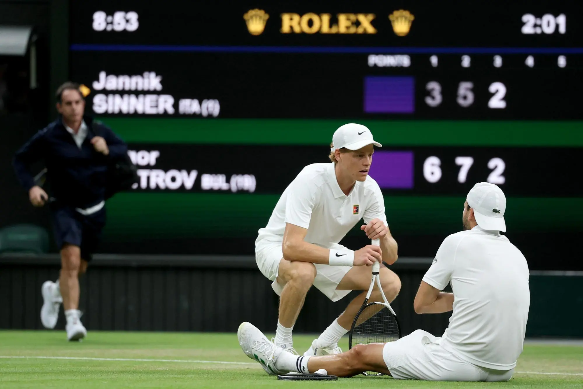 epa12223363 Jannik Sinner (C) of Italy talks with Grigor Dimitrov of Bulgaria after his injury during their Men's Singles Round of 16 match at the Wimbledon Championships, Wimbledon, Britain, 07 July 2025. EPA/NEIL HALL EDITORIAL USE ONLY