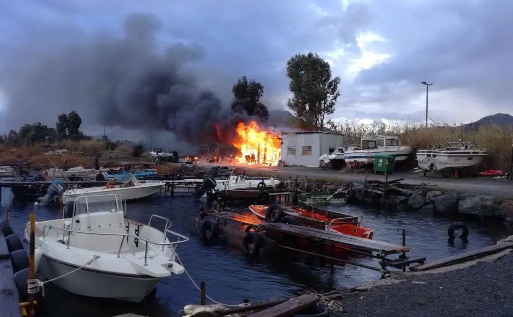 Le fiamme al porticciolo