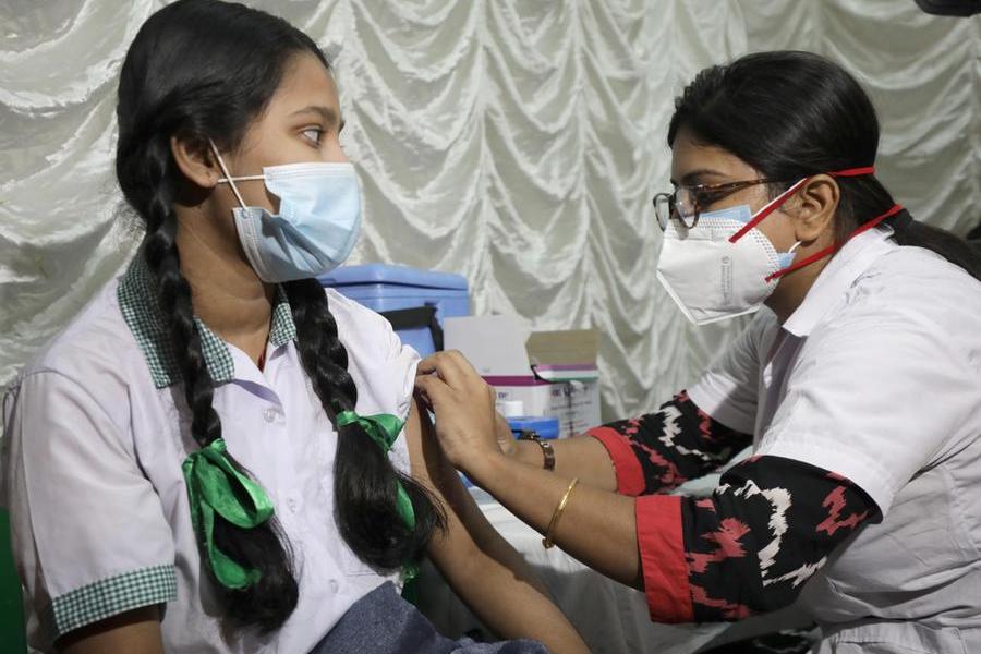 L'India inizia a vaccinare gli adolescenti, sono 253 milioni