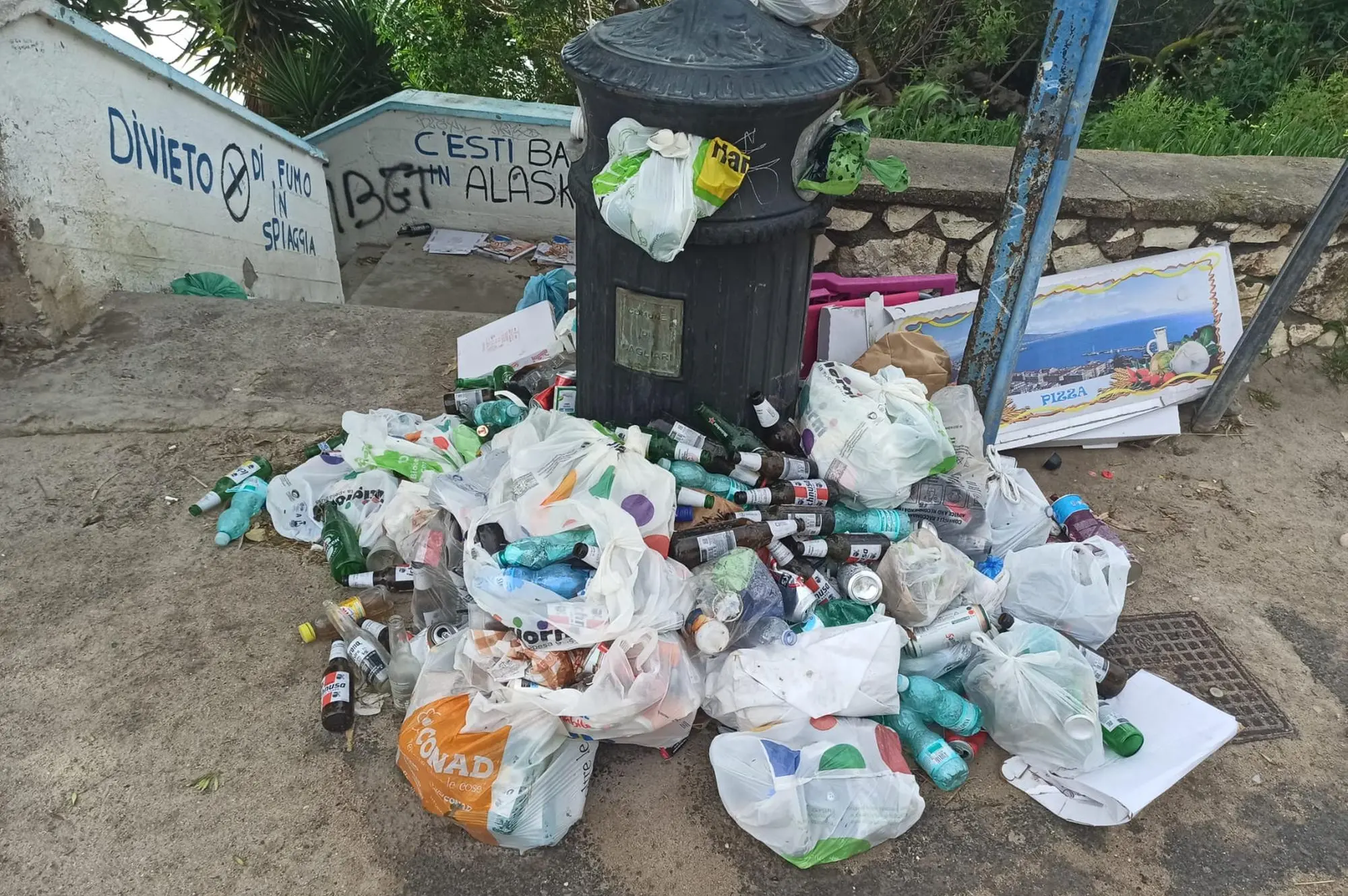 I rifiuti all'ingresso della spiaggia di Calamosca
