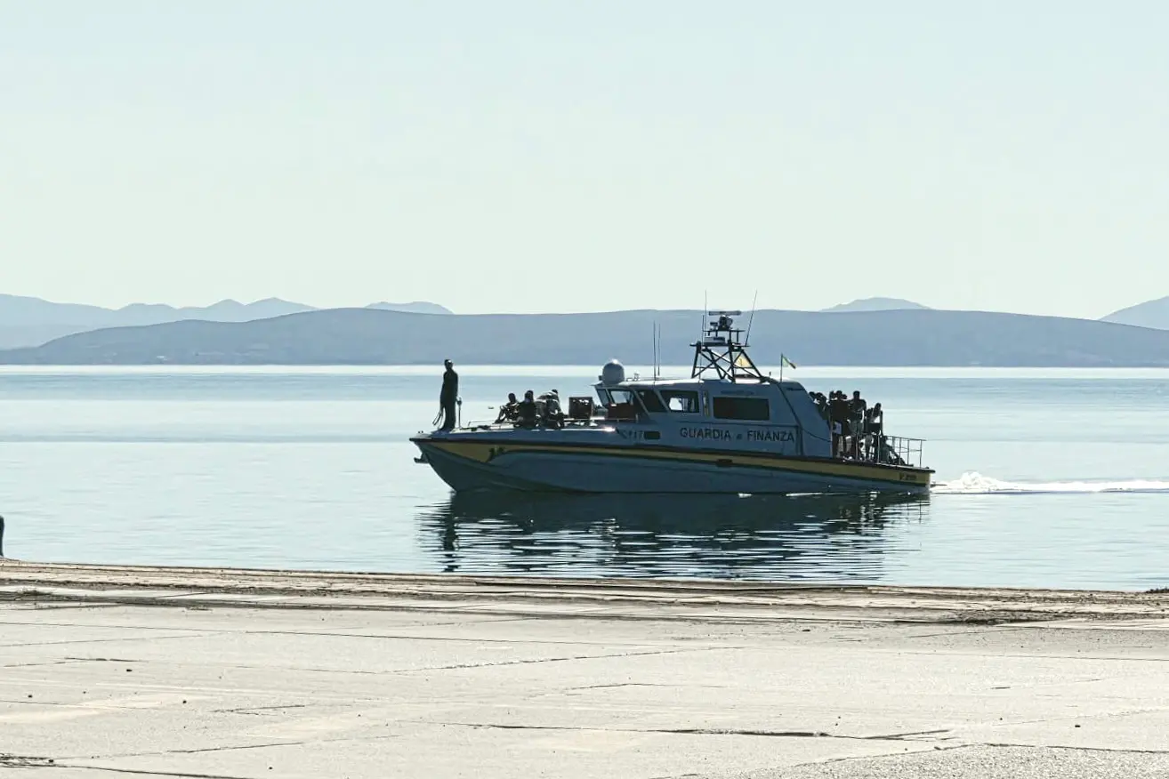 Un gruppo di migranti intercettato al largo della Sardegna