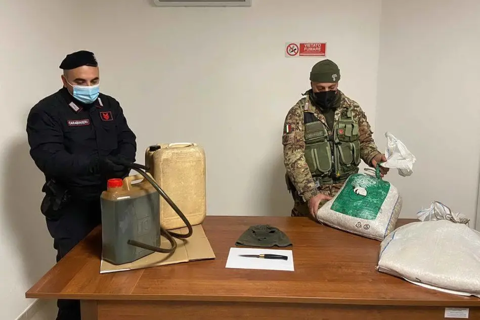I carabinieri con la refurtiva (Foto Carabinieri)