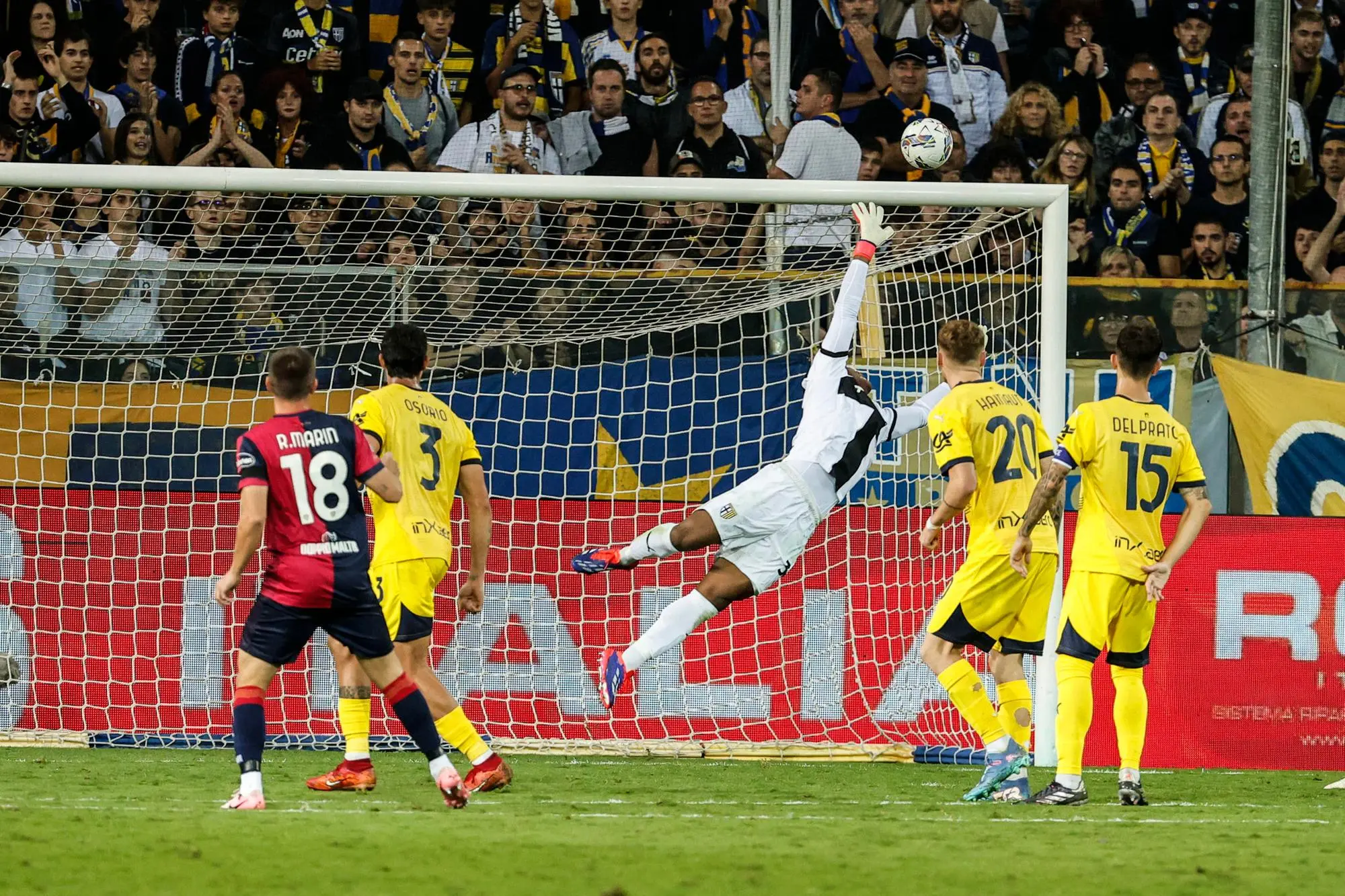 Il gol di Răzvan Marin in Parma-Cagliari, col pallone che sbatte all'incrocio dei pali ed entra (foto Ansa)