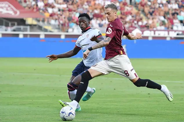 Sulemana contrasta Ilic nel corso del match contro il Torino (foto Ansa)