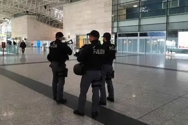Polizia all'aeroporto di Cagliari (Ansa)