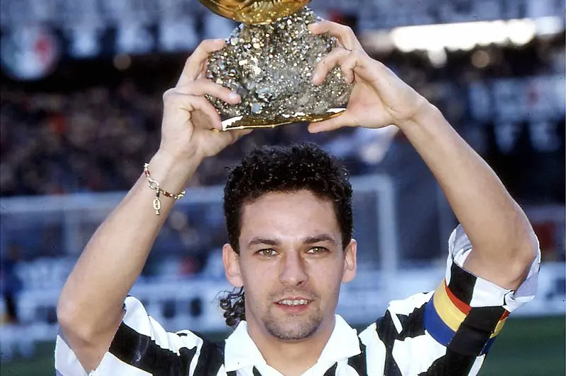 Il Pallone d'oro del 1993, tre anni dopo il burrascoso passaggio dalla Fiorentina alla Juventus