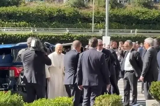 Papa Leone è giunto al Policlinico Gemelli di Roma