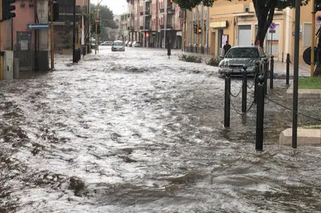 Maltempo: nubifragio su Cagliari, strade come fiumi e disagi, 11 agosto 2022. ANSA/FABIO MURRU