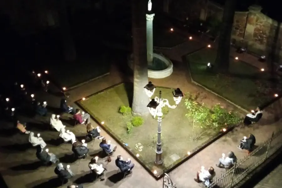 Il rosario del mese Mariano nella piazza del Seminario (foto Sanna)