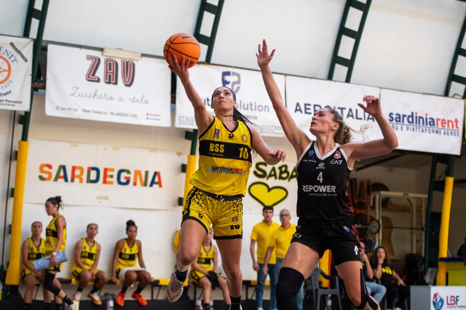 Isabella Ingenito a canestro (foto Cicotto)