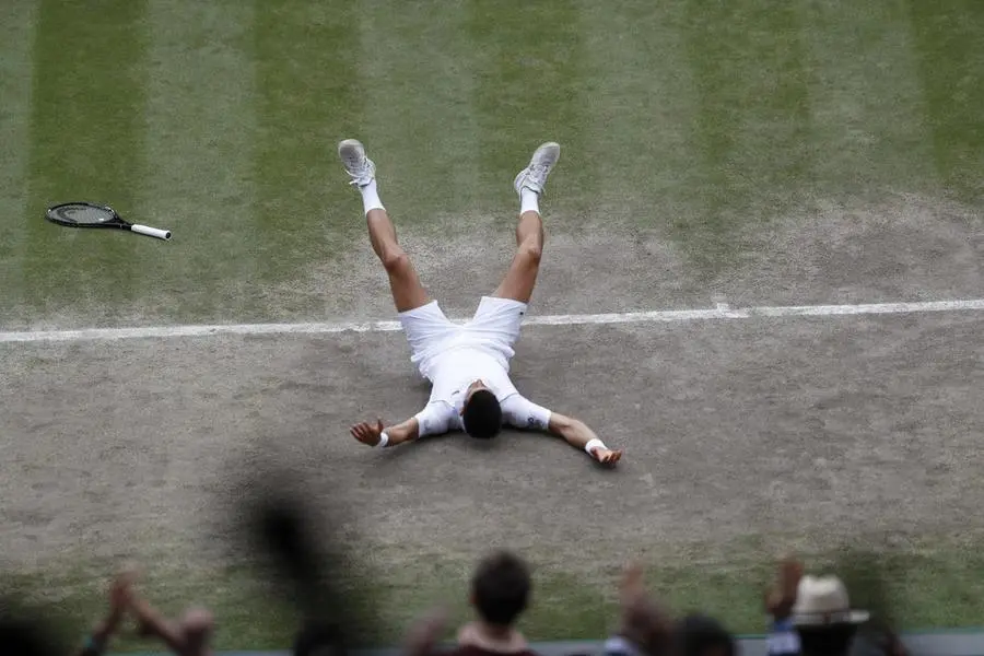 Djokovic  a terra dopo il punto che gli consegna la vittoria