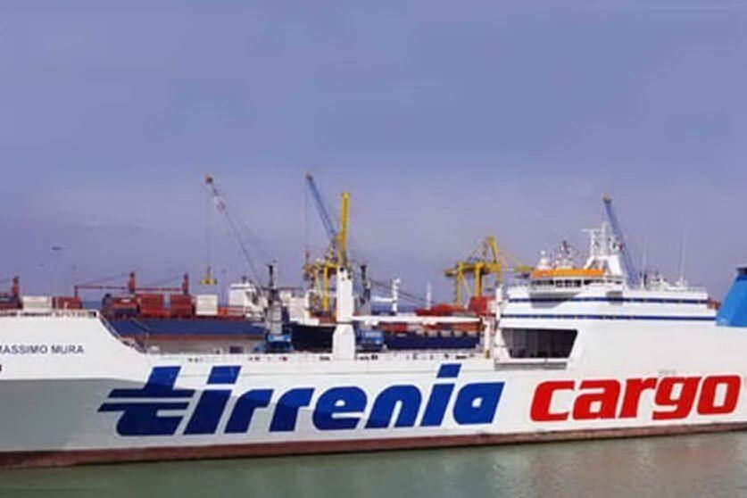 Porto di Cagliari, cargo Tirrenia contro una nave ancorata
