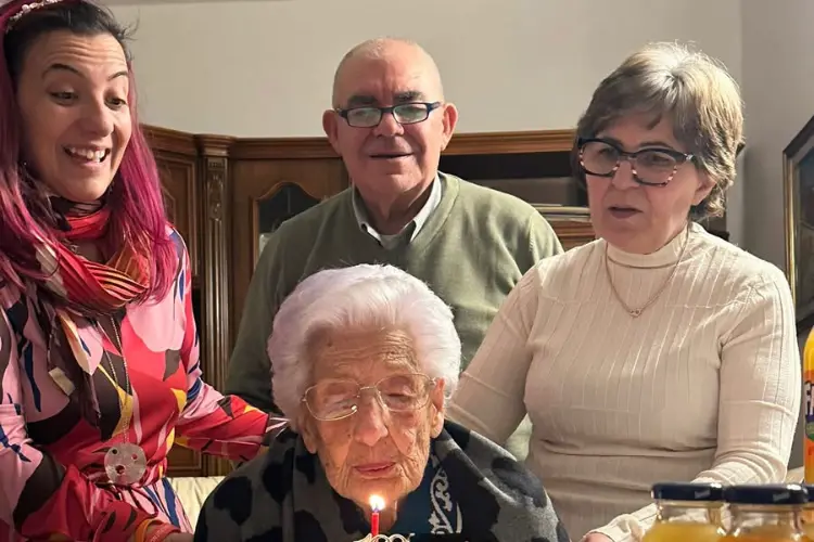 Angela Mulas spegne le candeline della torta (foto concessa)