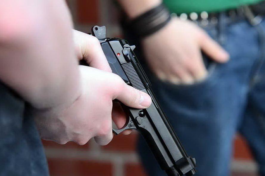 Video rap con pistole per inneggiare alla violenza: denunciati due giovanissimi