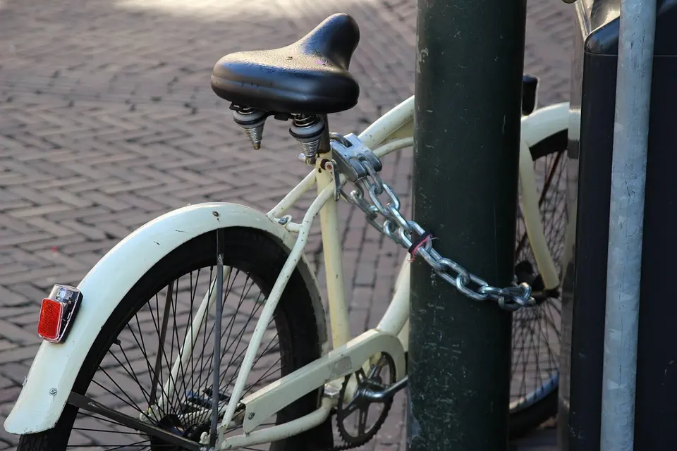 绑在杆子上的自行车 (Pixabay)