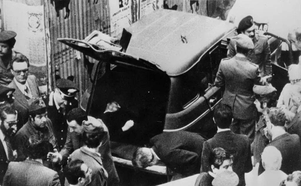 Il ritrovamento del corpo di Aldo Moro in via Caetani, a Roma