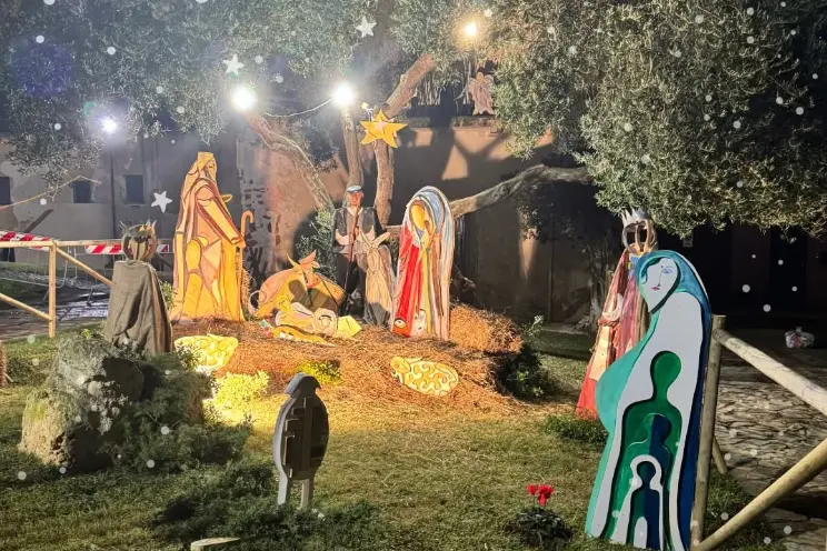 Presepe in legno davanti alla basilica a Porto Torres (foto Pala)