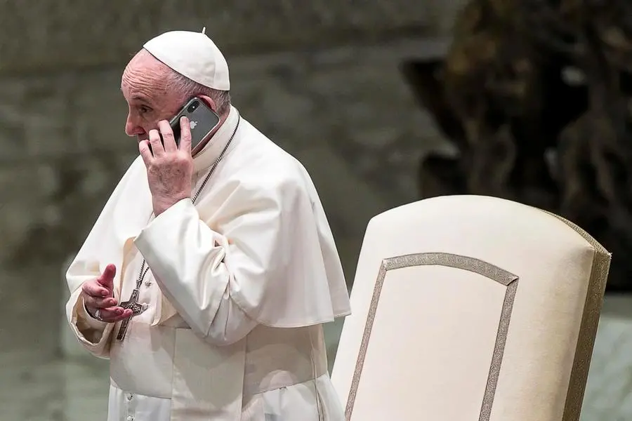 Il Papa al telefono (Ansa - Carconi)