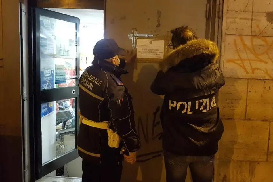 L'intervento della polizia di ieri sera (L'Unione Sarda - Tellini)