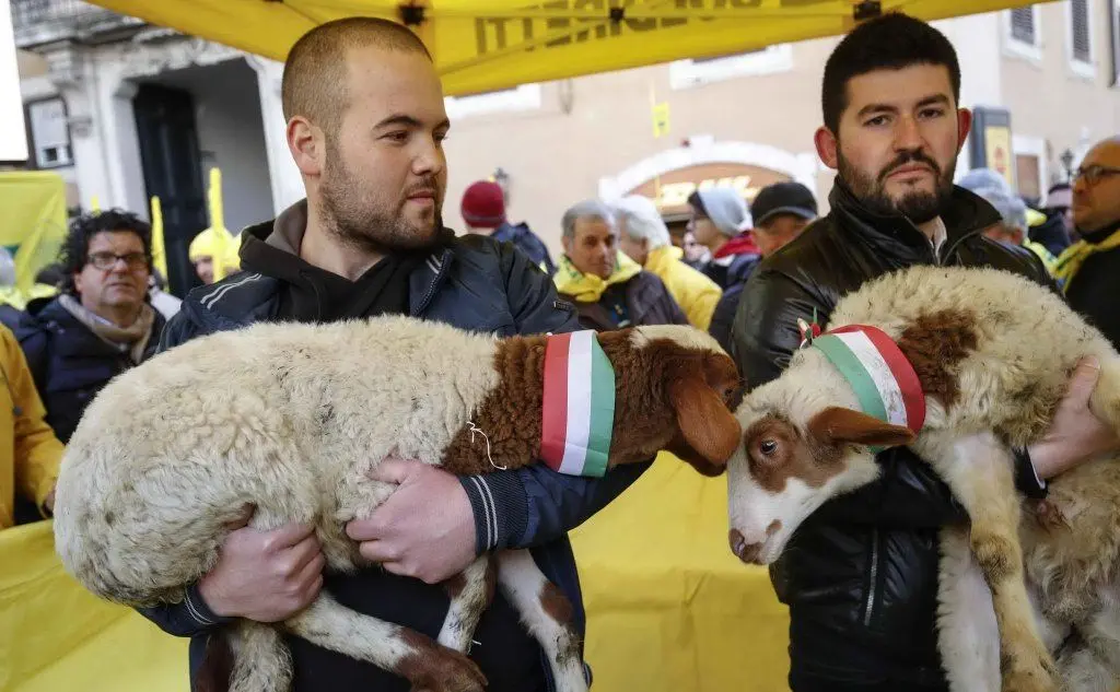 Ancora un'immagine di allevatori sardi