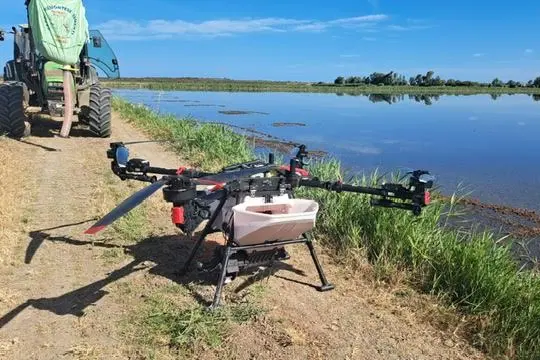 Il drone utilizzato per la semina delle risaie a Oristano