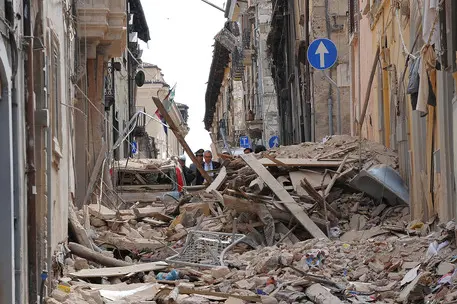 L'Aquila, distruzione dopo il sisma (Ansa)