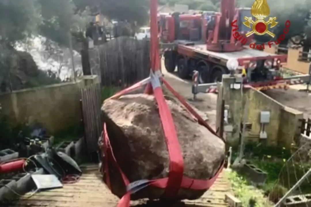 Il grosso masso caduto a Santu Lianu (foto vigili del fuoco)