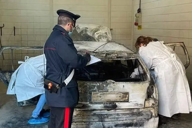 I rilievi sull'auto (Ansa)