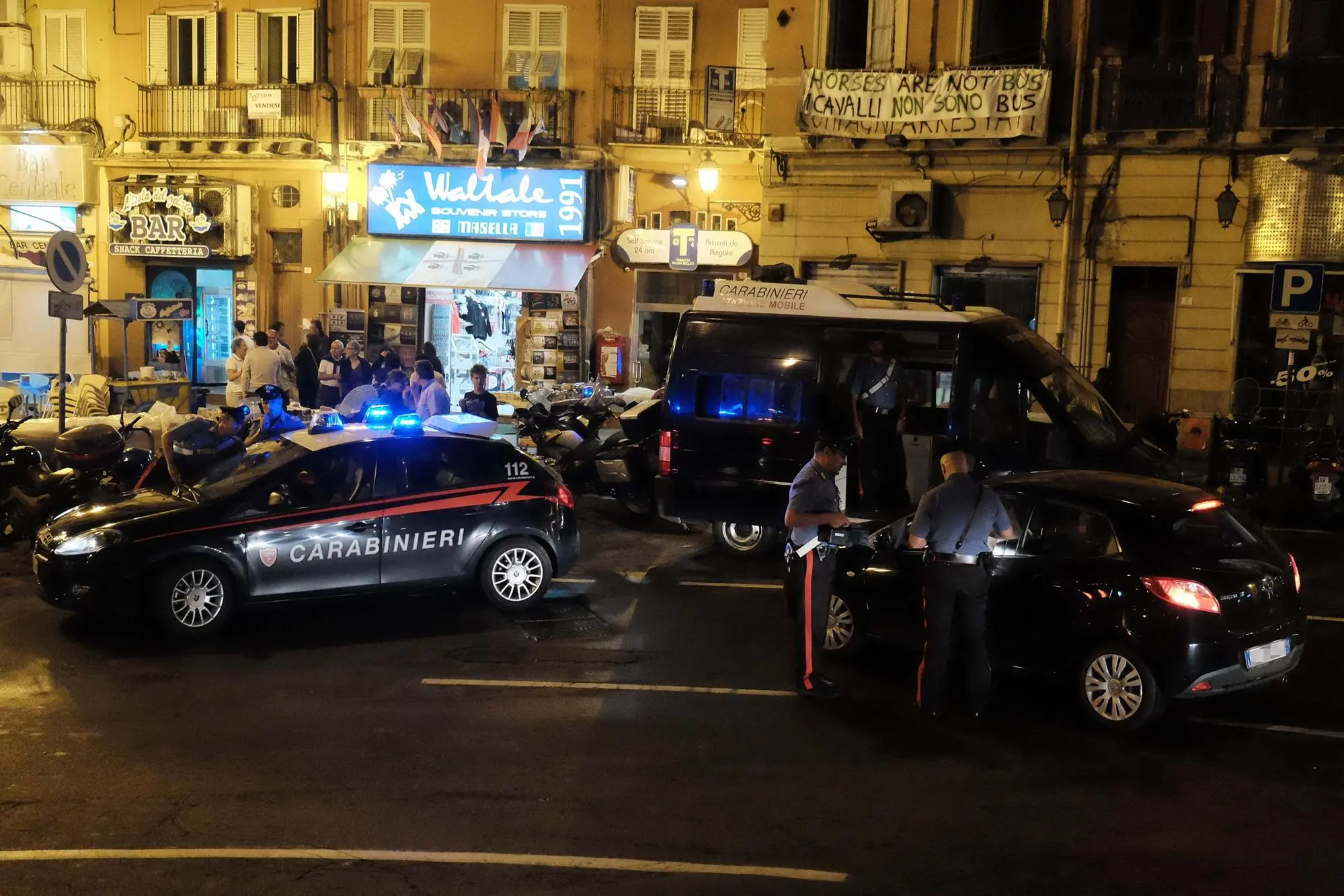 Carabinieri in Piazza Yenne (photo L'Unione Sarda)