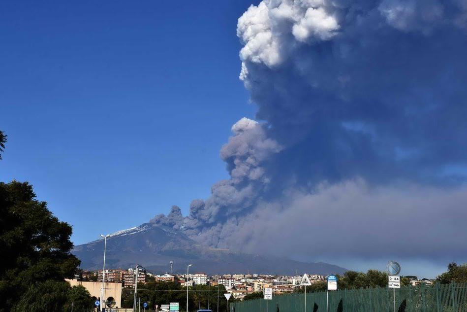 Catania, l'Etna si risveglia: le immagini dall'elicottero dei carabinieri
