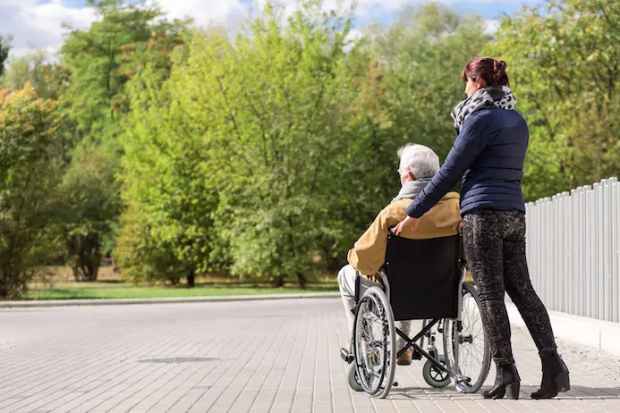 Un disabile e la sua accompagnatrice