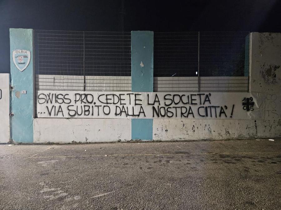 Serie D, l'Olbia in stand by e la curva alza la voce: «SwissPro, cedete la società… Via subito dalla nostra città!»