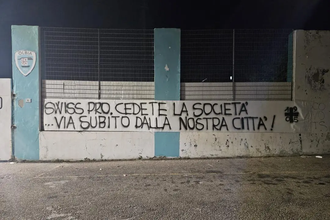 Lo striscione della curva dell'Olbia comparso al "Nespoli" (foto Ilenia Giagnoni)