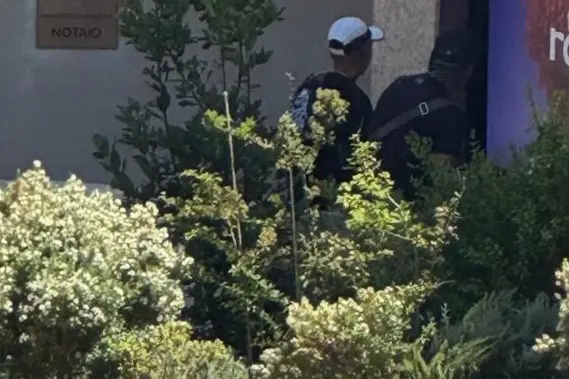 Migranti in Piazza Umberto (foto Garau)