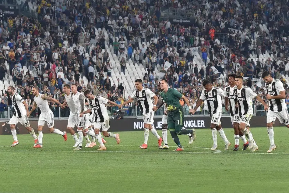I giocatori bianconeri al termine di Juventus-Napoli (Ansa)