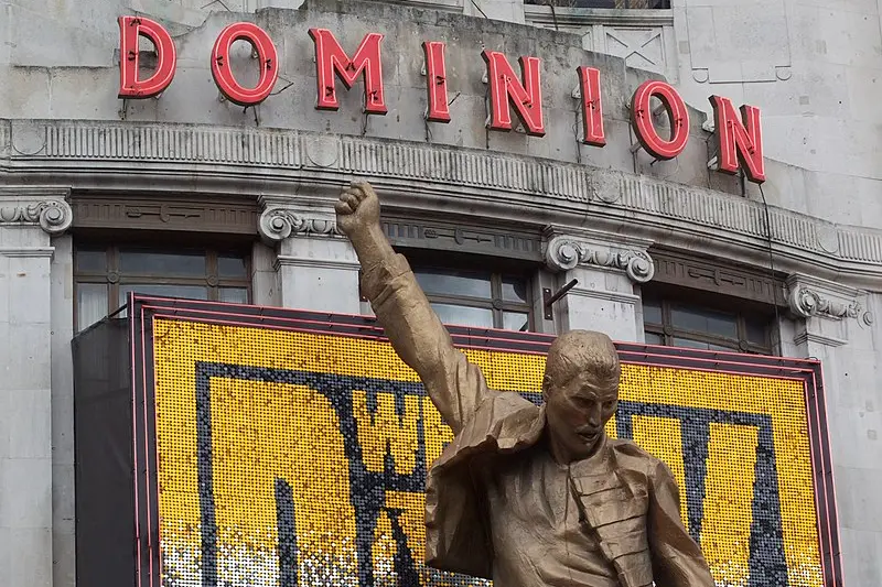 La statua di Mercury davanti al Dominion Theatre di Londra