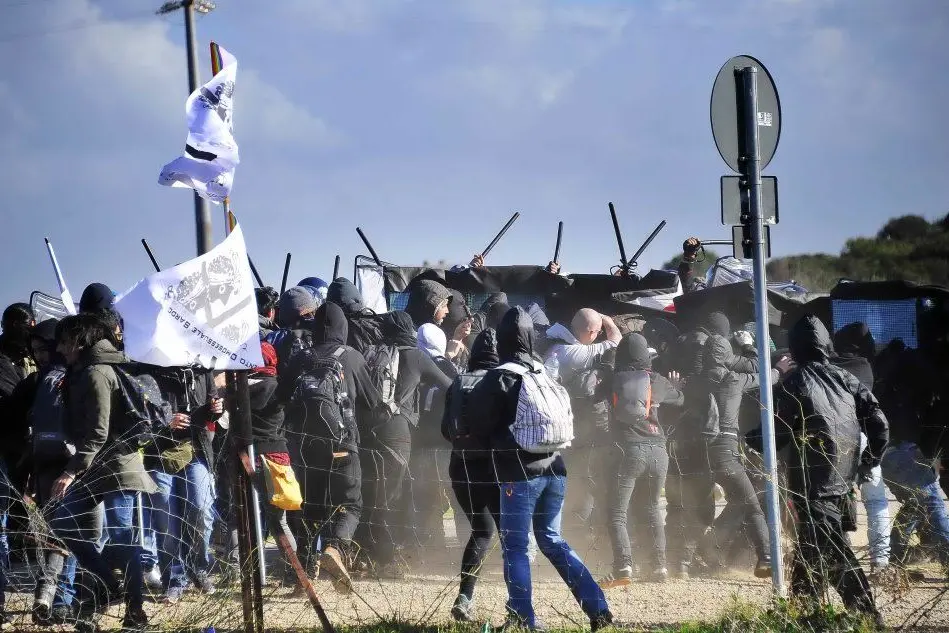Gli scontri avvenuti al poligono militare di Capo Frasca nel 2016 (foto L'Unione Sarda - Chergia)