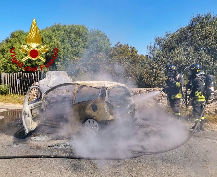 Soccorsi per un’auto  in fiamme