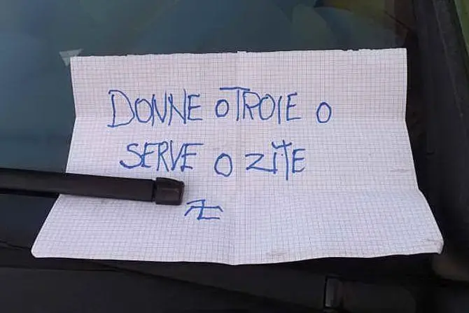 Il messaggio lasciato sotto il tergicristallo (Foto S.Farris)
