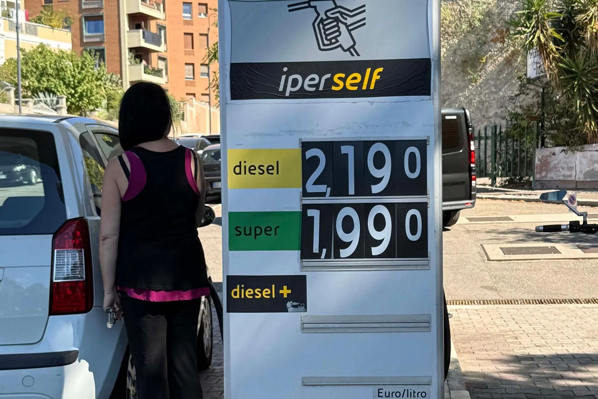 Prezzo benzina al distributore ENI di viale Buoncammino (Max Solinas)