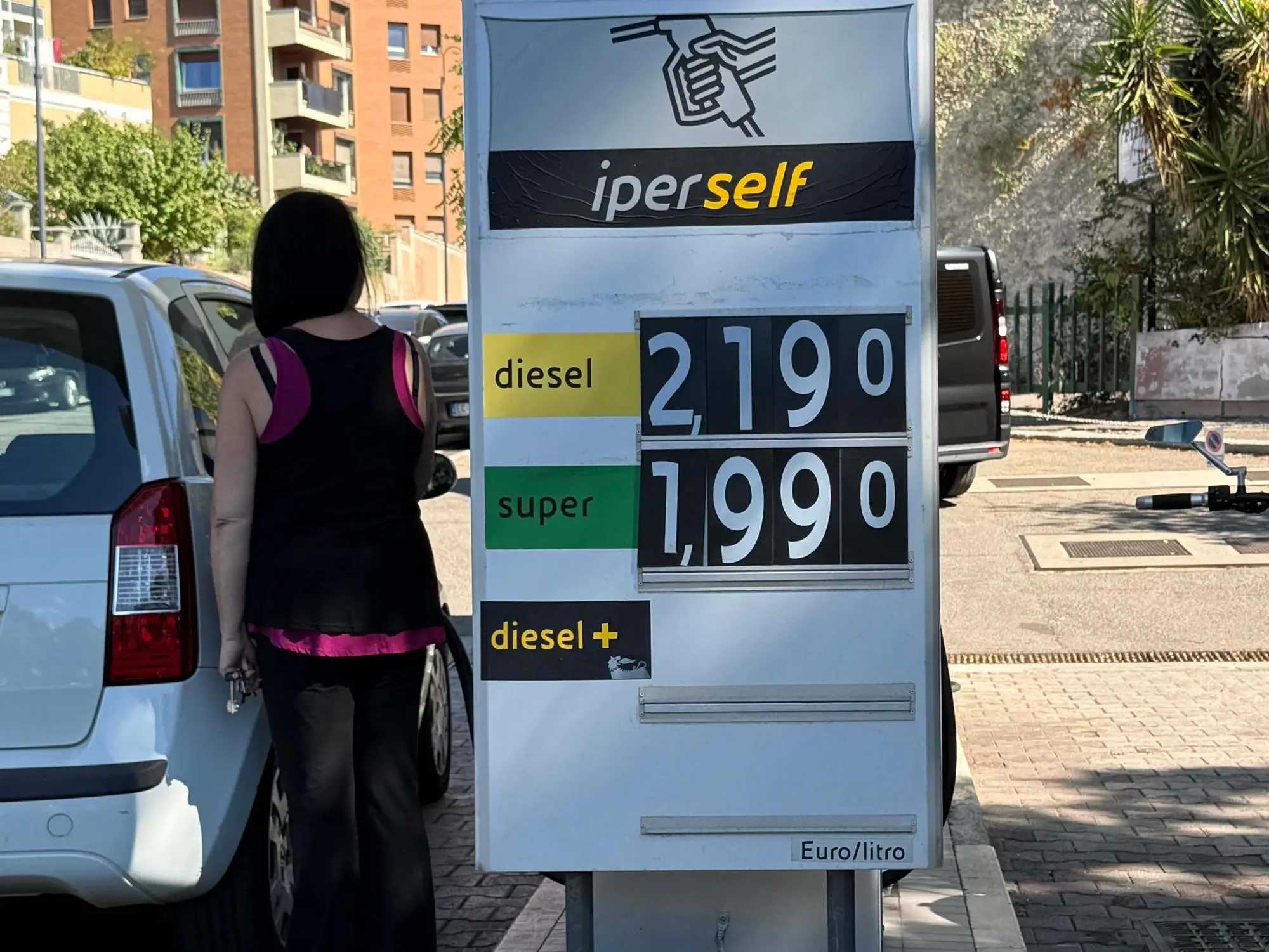 Carburante, i prezzi in Sardegna dopo una settimana di sconti: diesel giù di 14 cent al litro, benzina di 11 Prezzo benzina al distributore ENI di viale Buoncammino (Max Solinas)