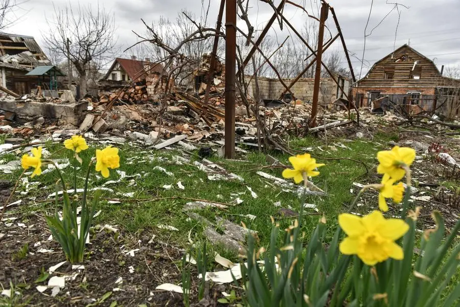 Distruzione in Ucraina, nei pressi di Kiev (foto Ansa/Epa)