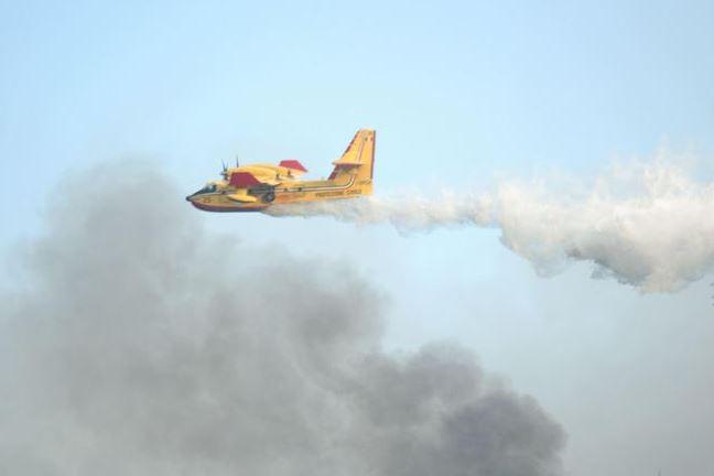 Inferno di fuoco in provincia di Oristano: in azione elicotteri e Canadair per domare le fiamme