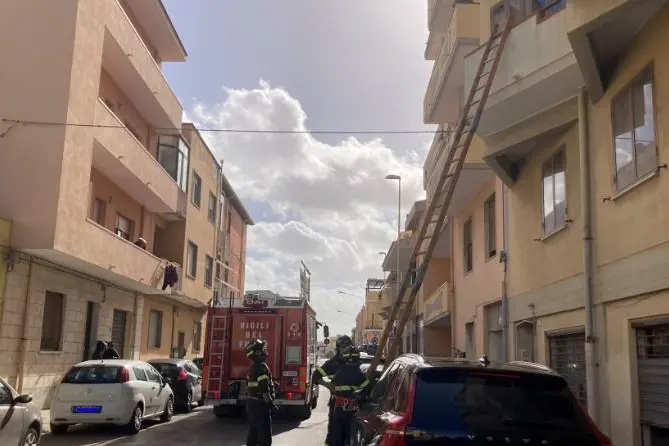 L'intervento dei vigili del fuoco a Porto Torres (foto Pala)