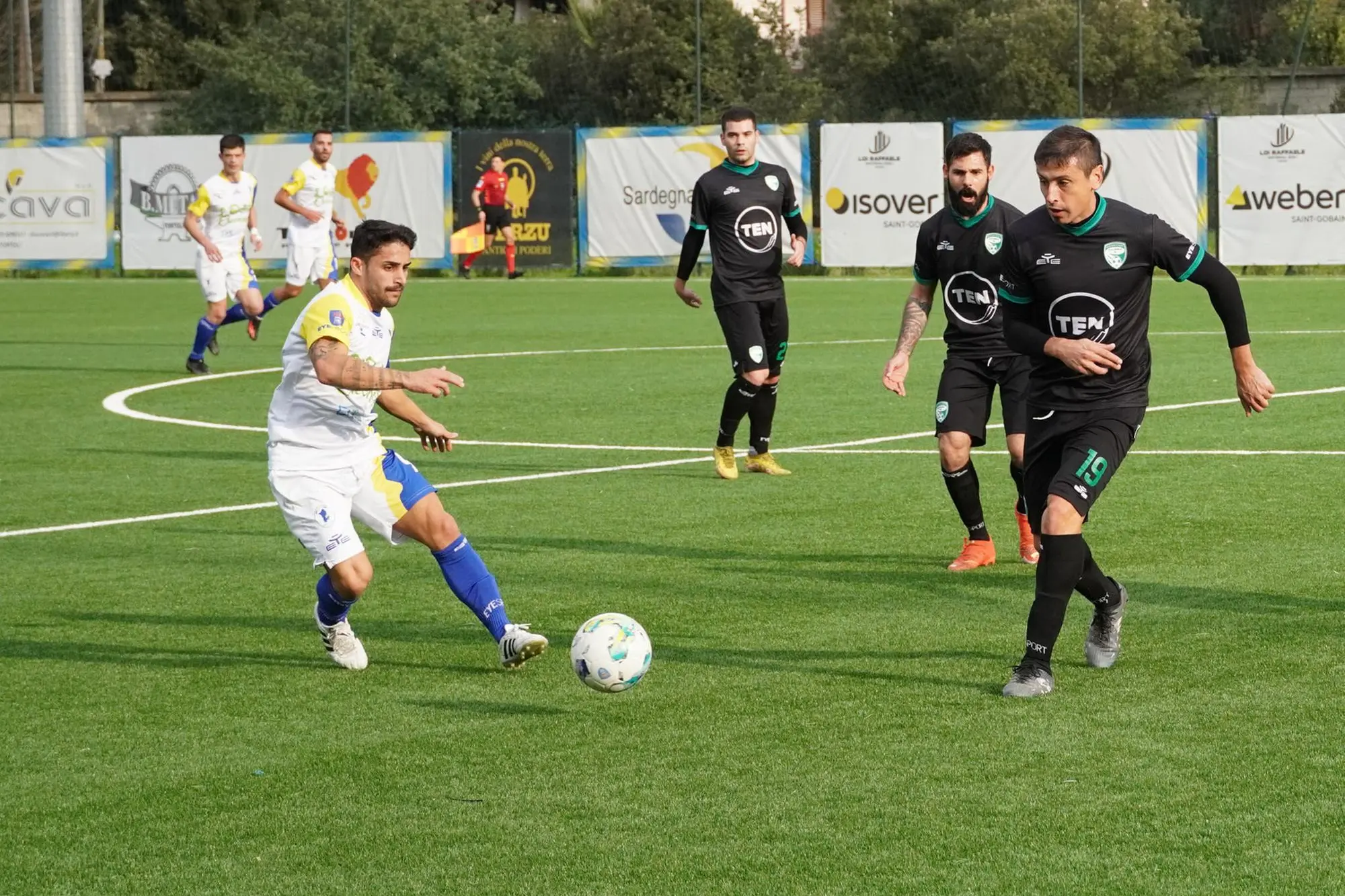 Nurchi, maglia bianca attaccante Cos (foto ANDREA SERRELI)